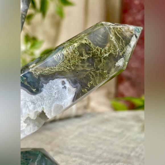 2617 Moss Agate and Quartz 4 Point Crystal Tower - Picture 11 of 15